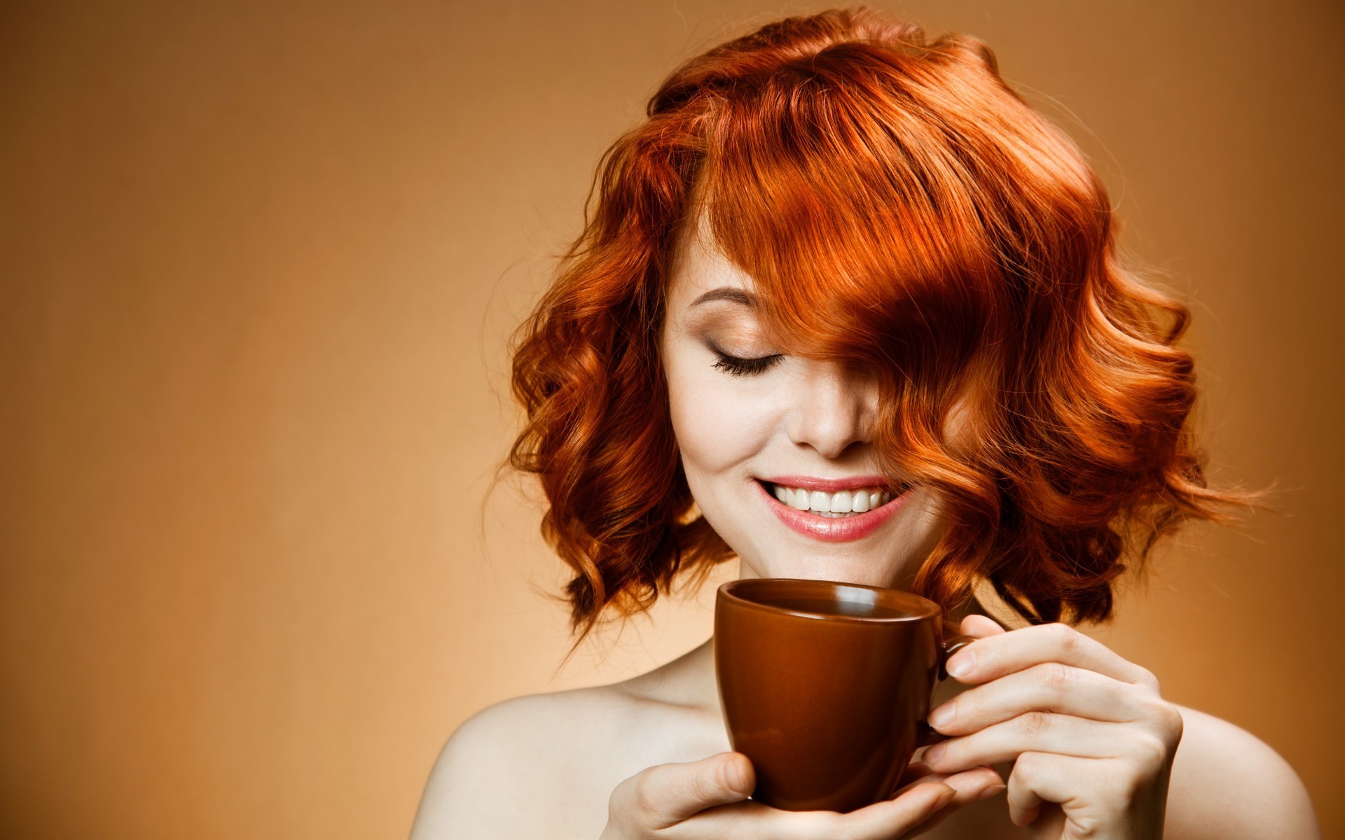 红发女孩与一杯咖啡。