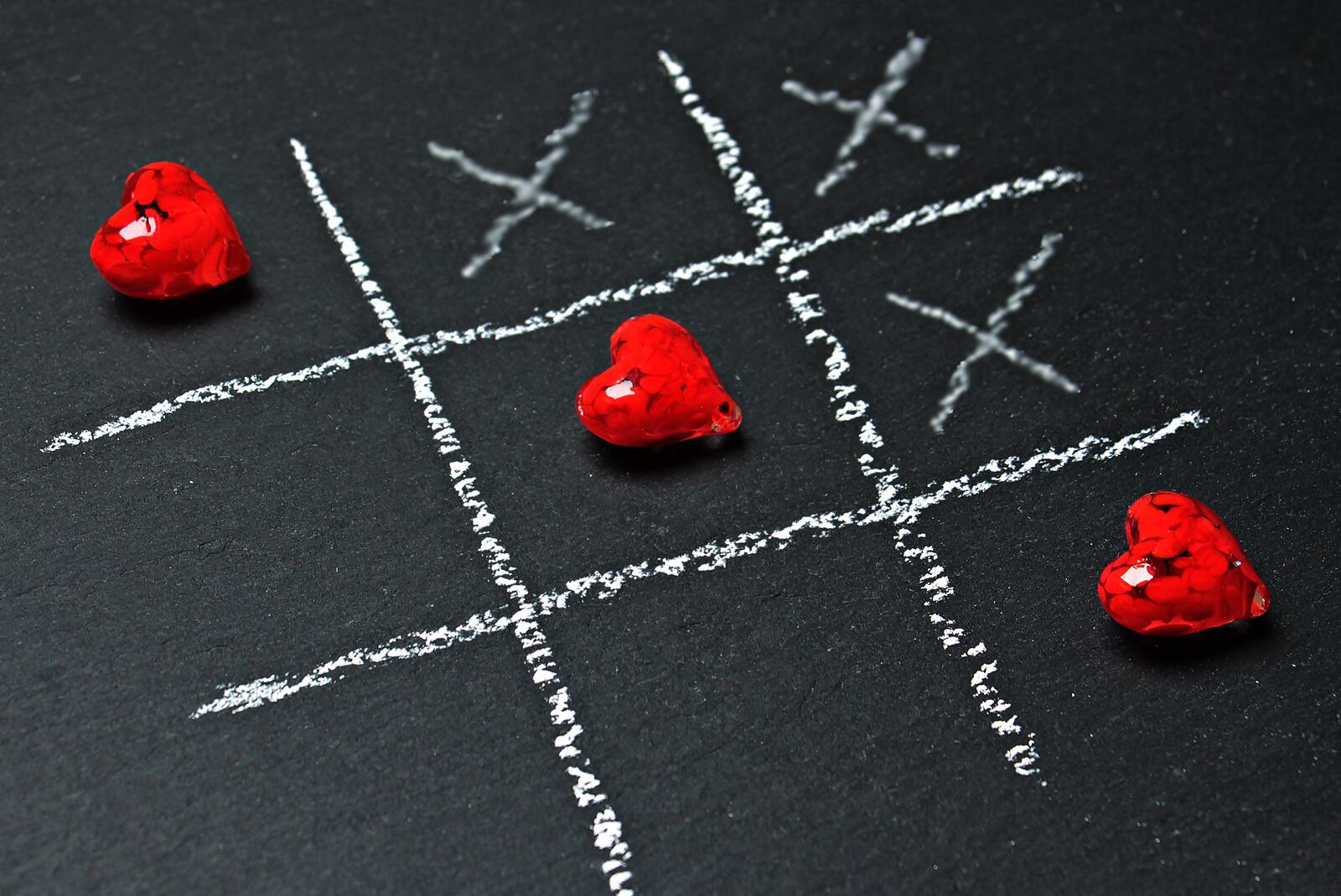 Бесплатное фото Игра крестики нолики только вместо ноликов сердечки