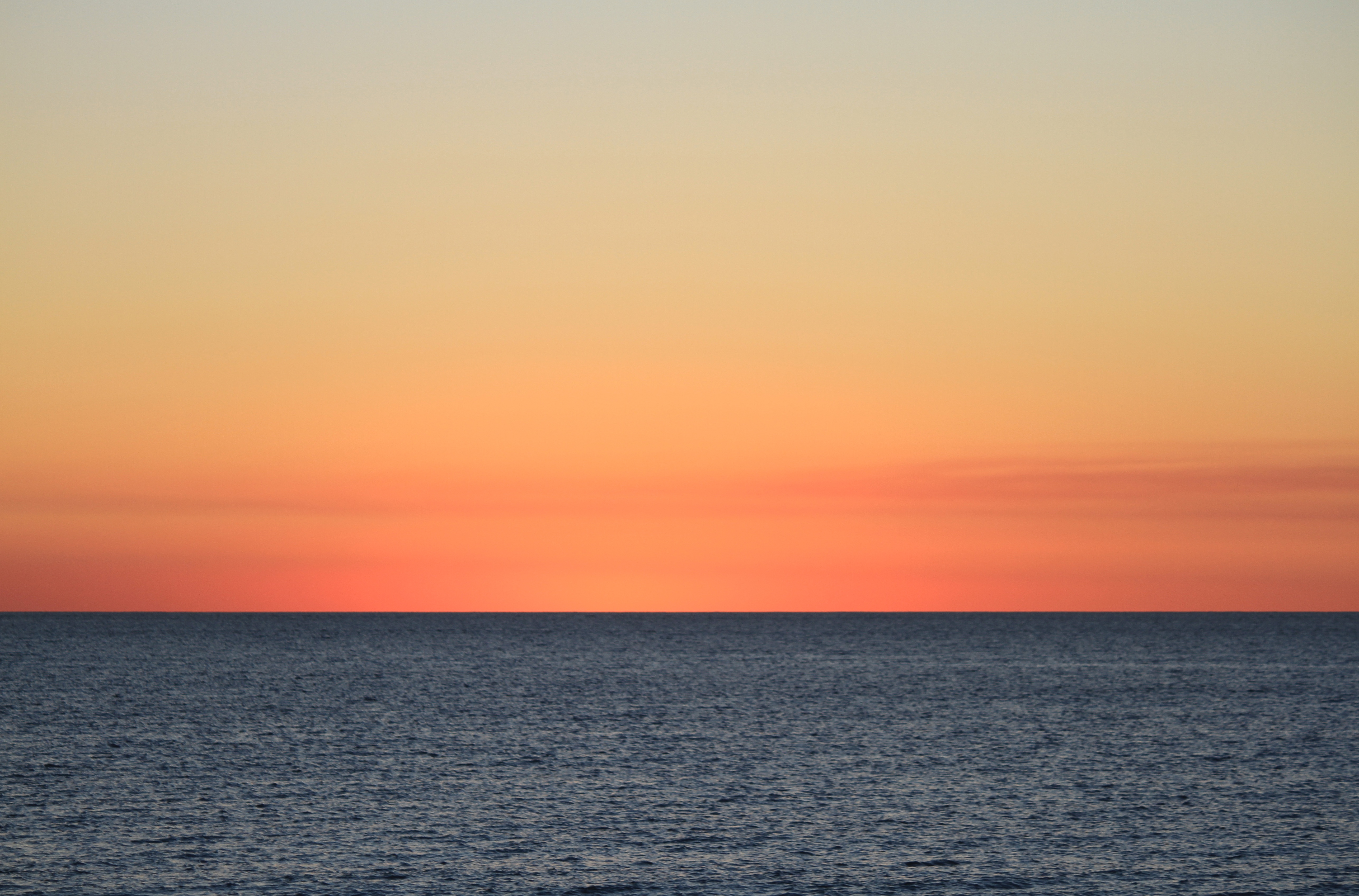 Восход солнца на тихом море