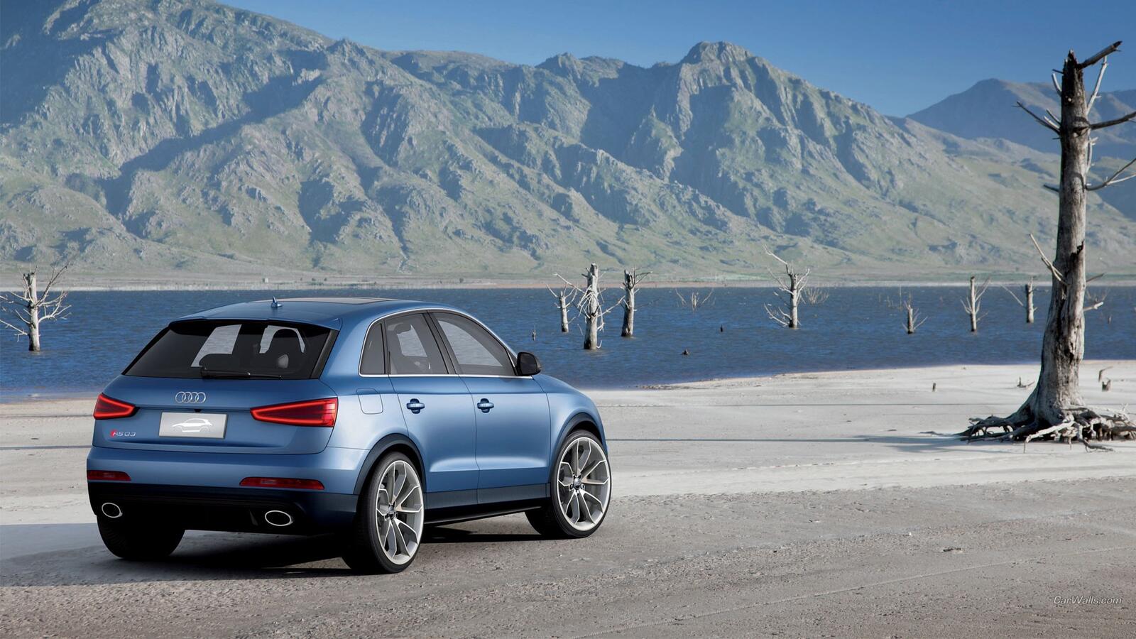 Free photo Audi q5 blue by the water