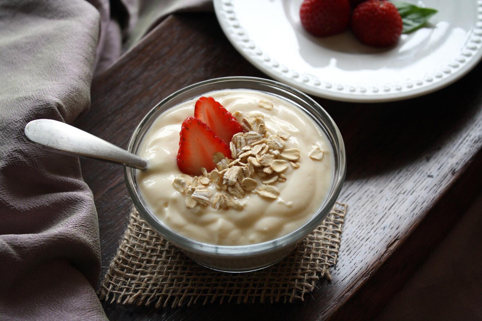 Free photo Yogurt with strawberries for breakfast