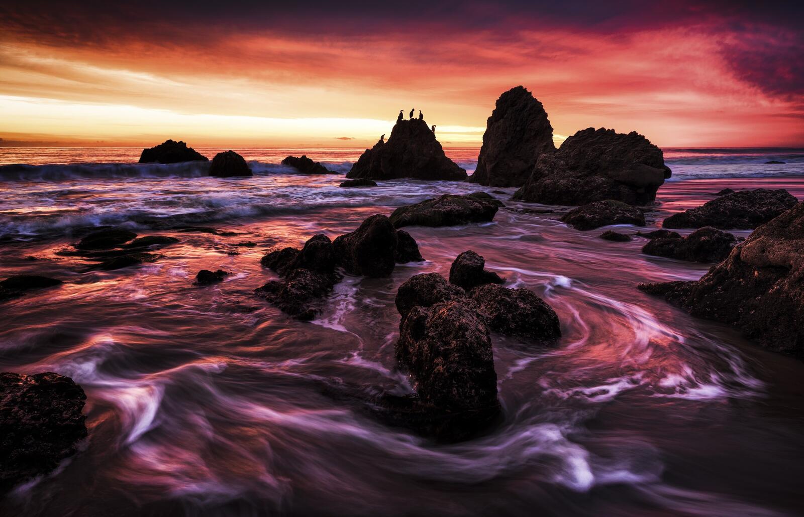 Бесплатное фото Морские волны бьются о скалы на берегу