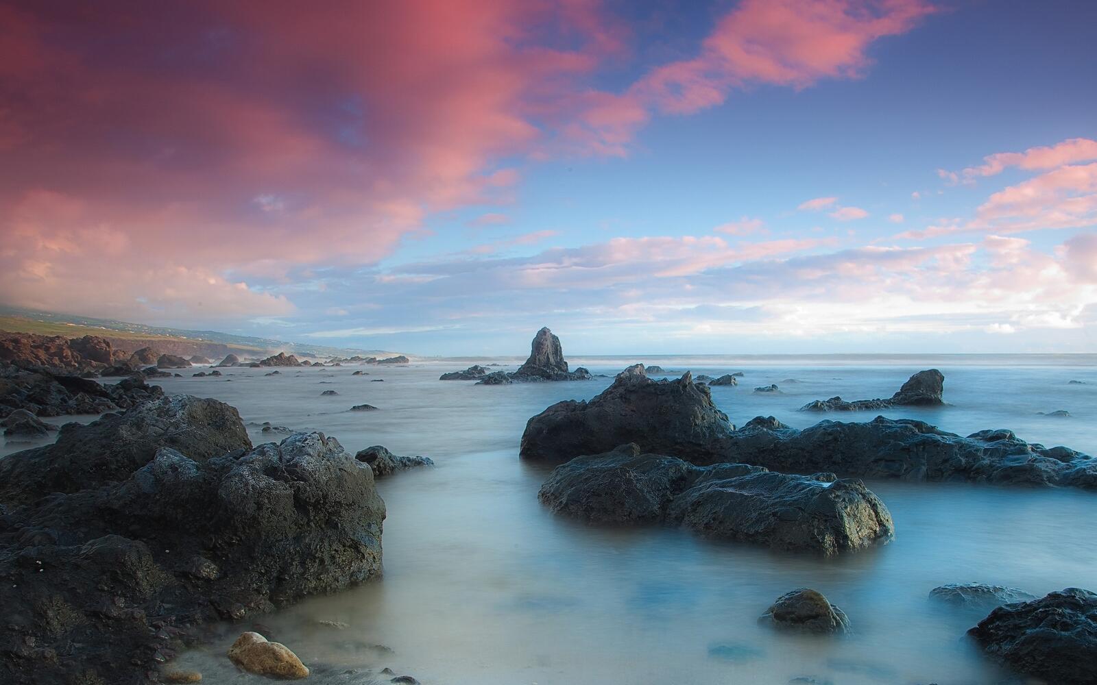 Бесплатное фото Морской берег со скалами в воде