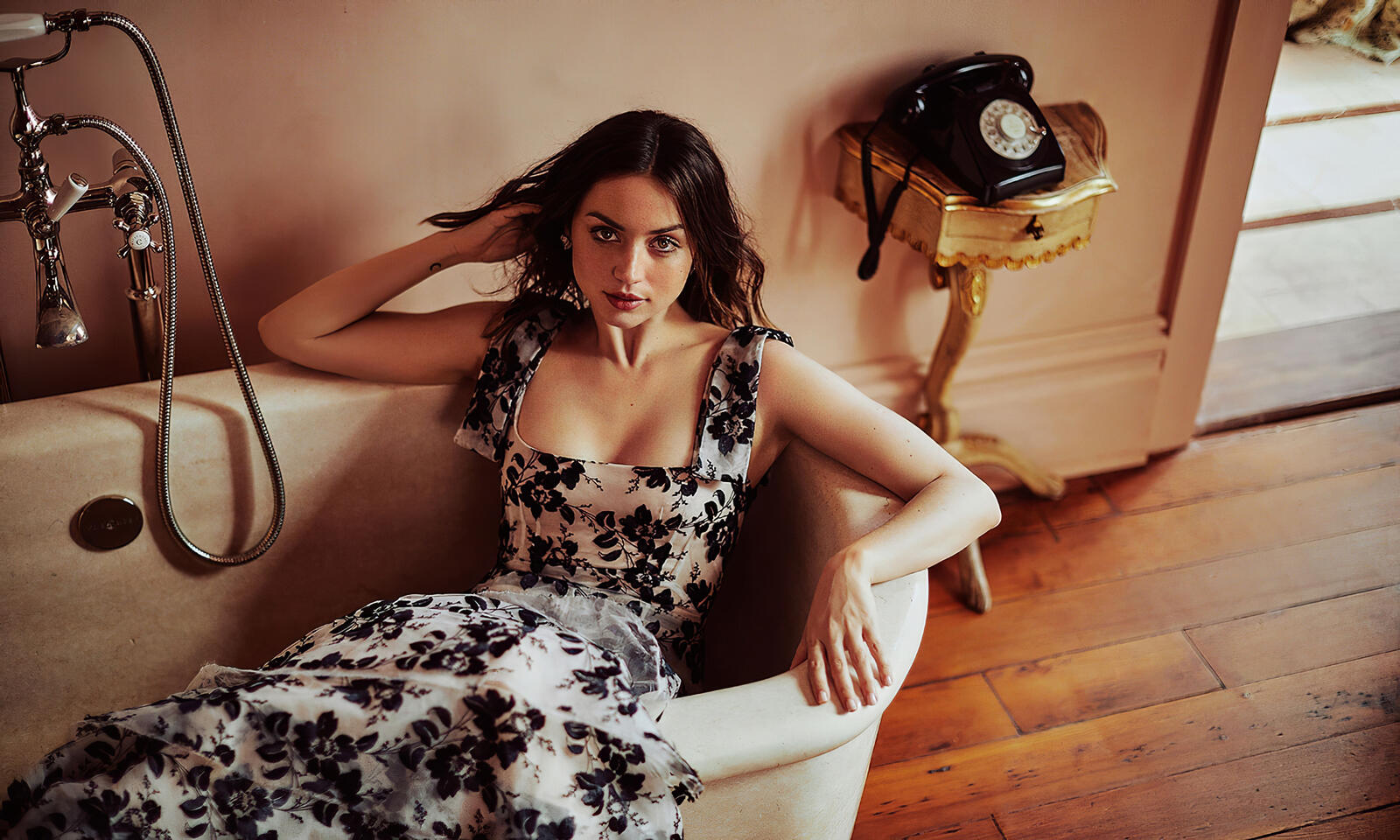 Бесплатное фото Ана де Армас в вечернем платье сидит в ванной