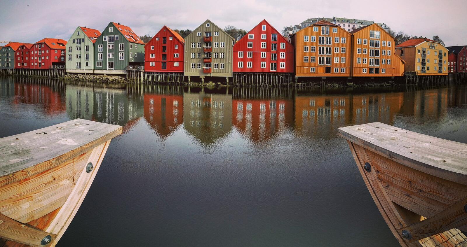 Free photo Colored houses by the water canal