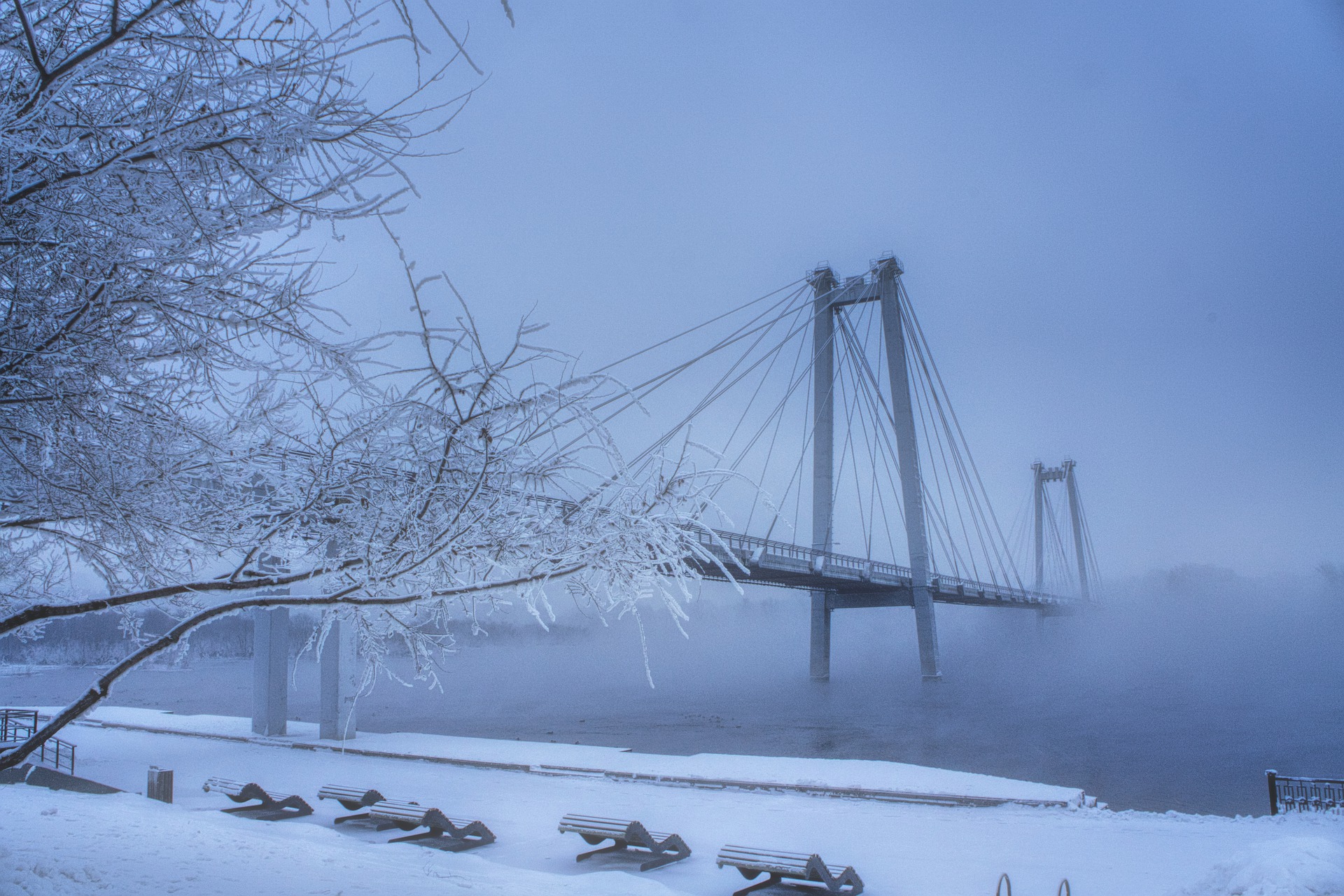 Большой мост через море в зимний морозный день