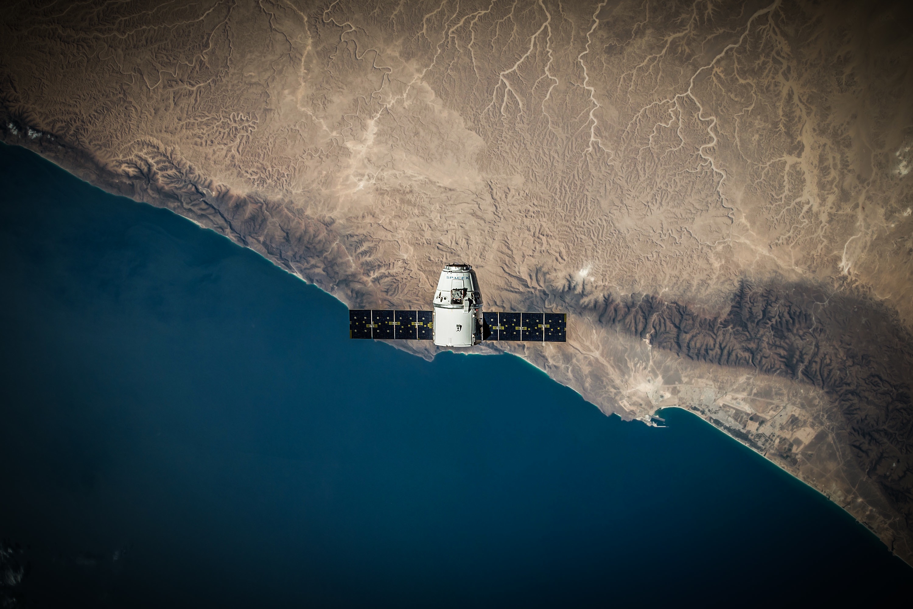Бесплатное фото Космический спутник на фоне земли