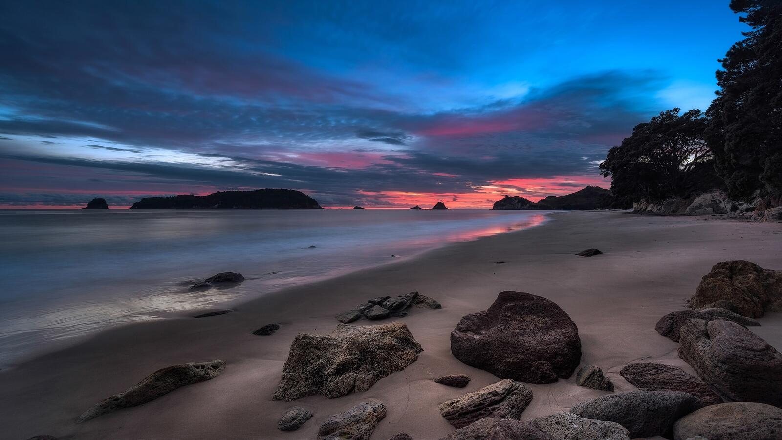 Бесплатное фото Спокойное море с песчаным пляжем