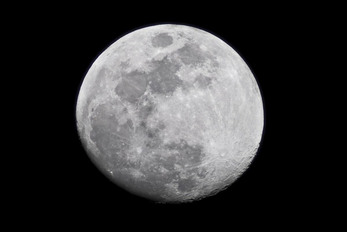 Настоящий снимок Луны, спутника нашей планеты Земля