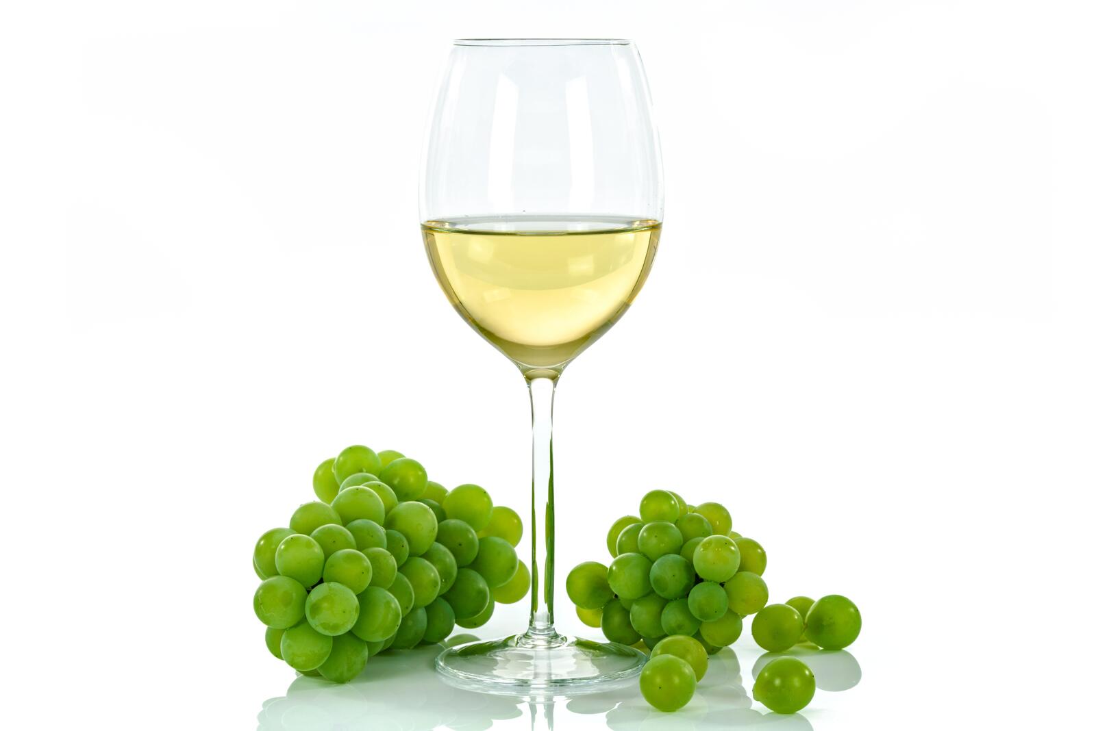 Бесплатное фото Бокал вина с гроздью винограда