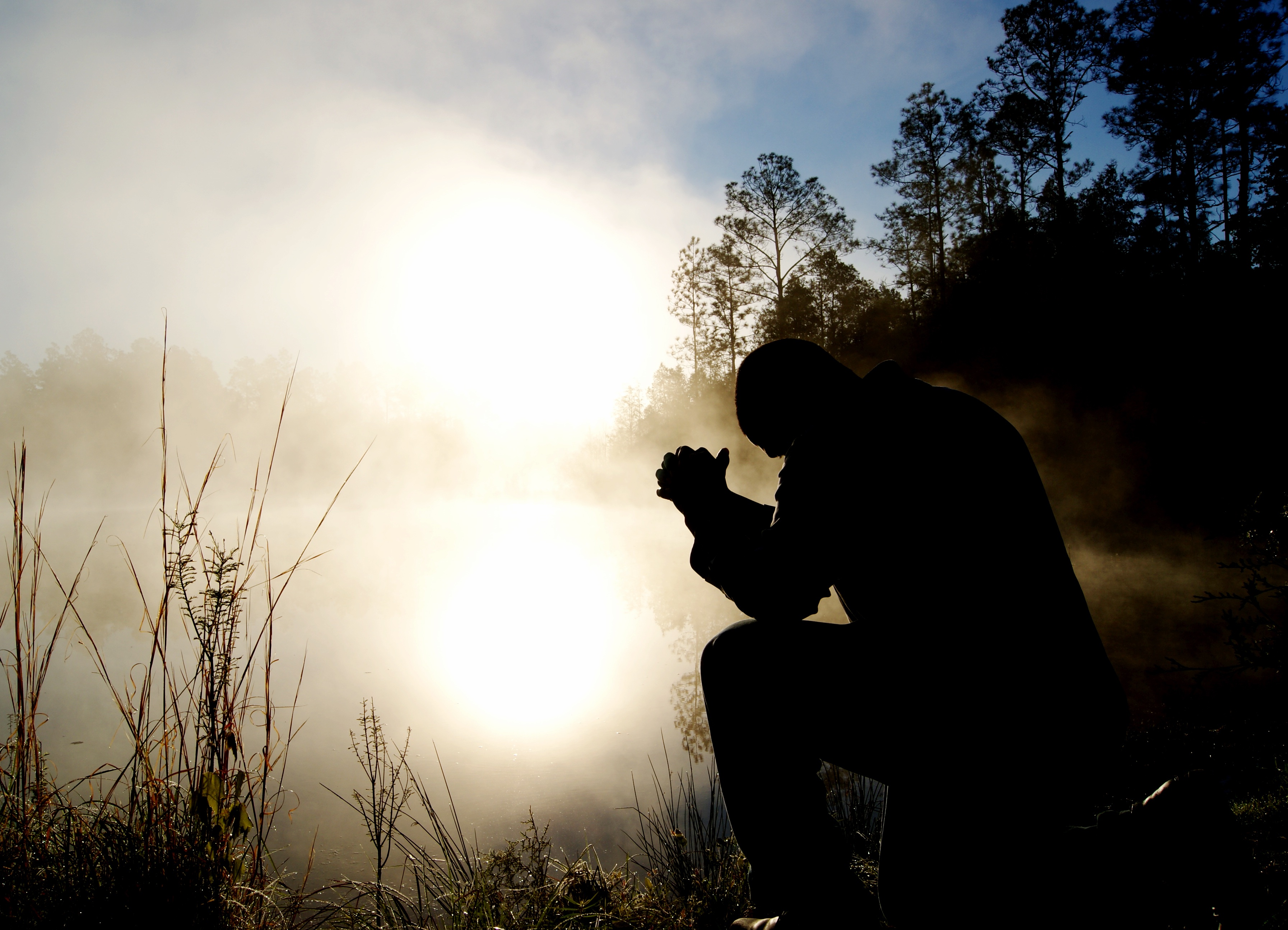 Закат как коленочки. Человек молится. Мужчина молится. Мужчина молится Богу. Человек молится на природе.