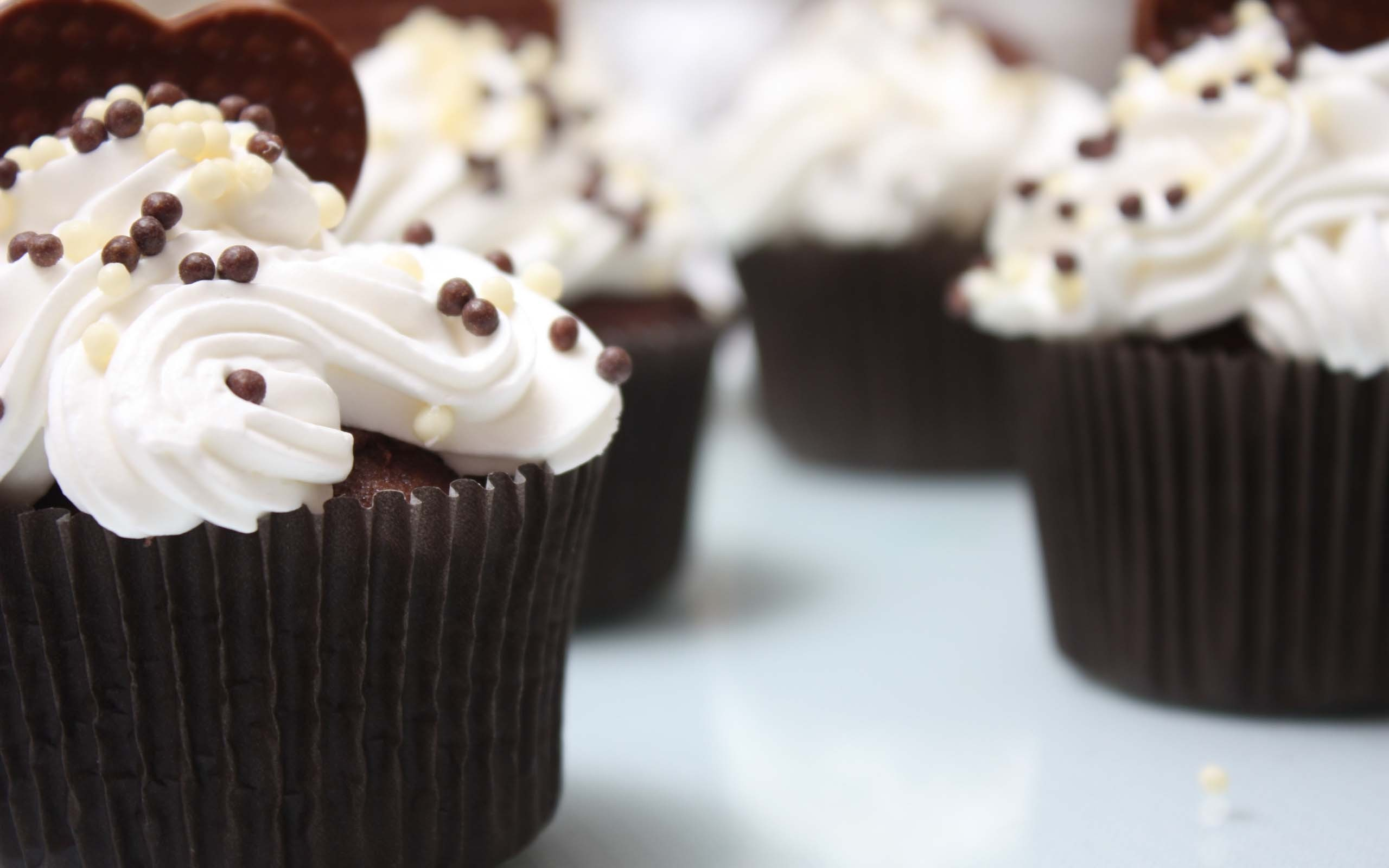 Free photo Chocolate cupcakes with white cream