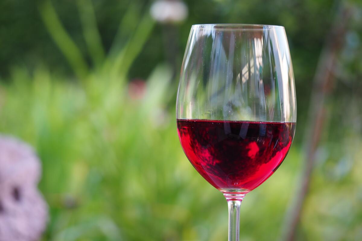 Наполовину наполненный бокал красного вина