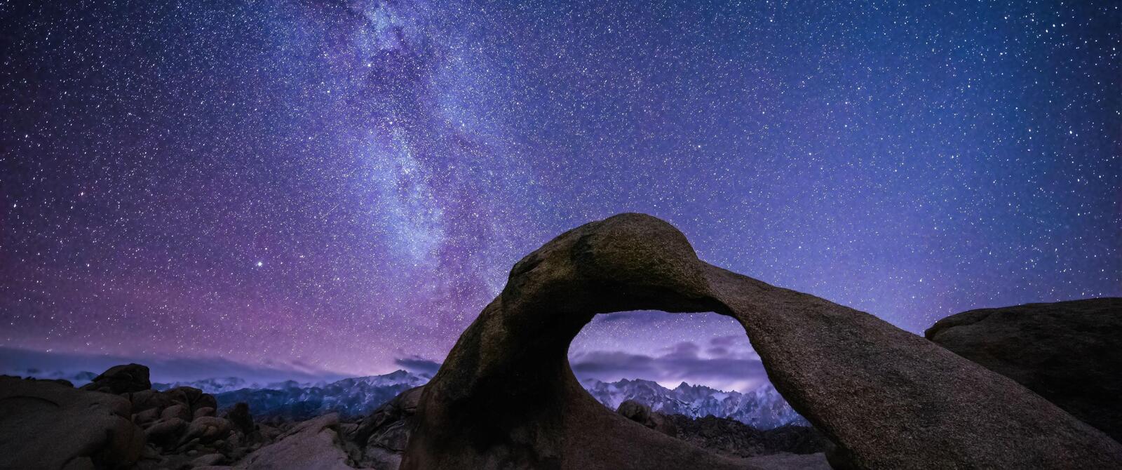 Бесплатное фото Ночное небо в горах