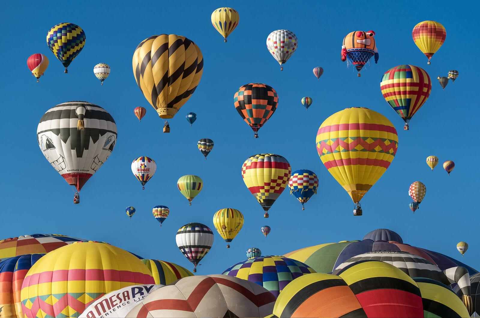 Бесплатное фото Большая куча воздушных шаров в небе