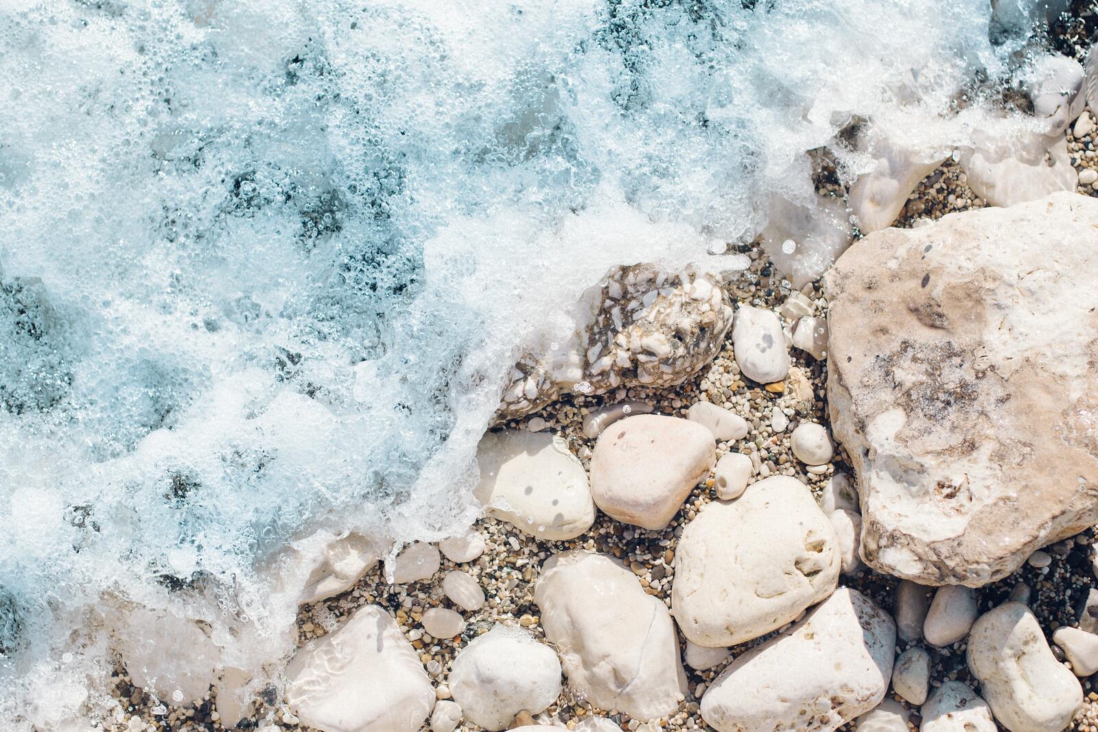 Бесплатное фото Морская волна омывает береговые камни