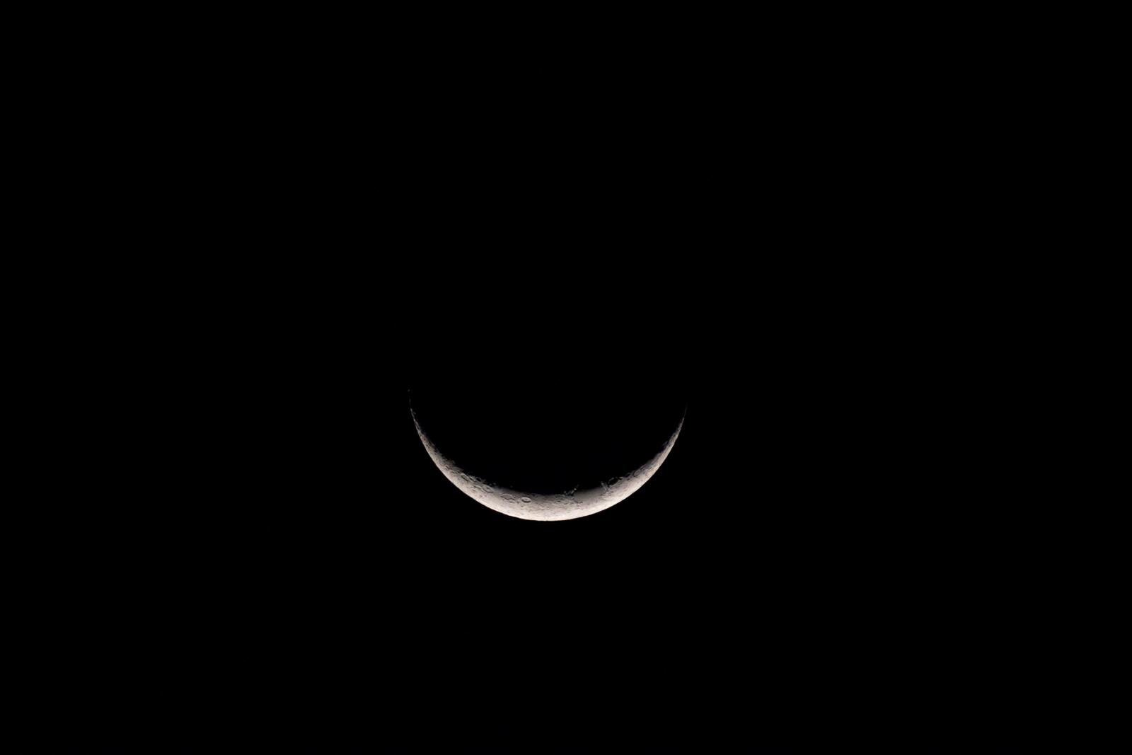 Бесплатное фото Луна освещенная солнцем снизу на черном фоне