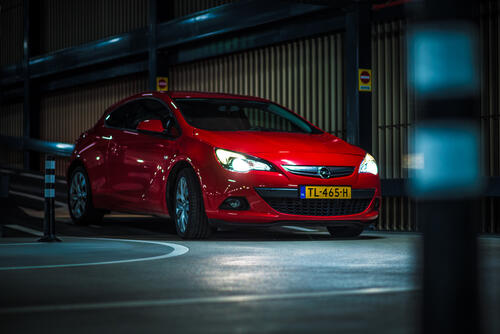 Opel astra красного цвета