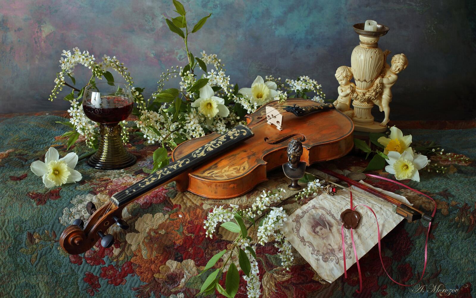 Free photo Vintage still life with violin and flowers on the table