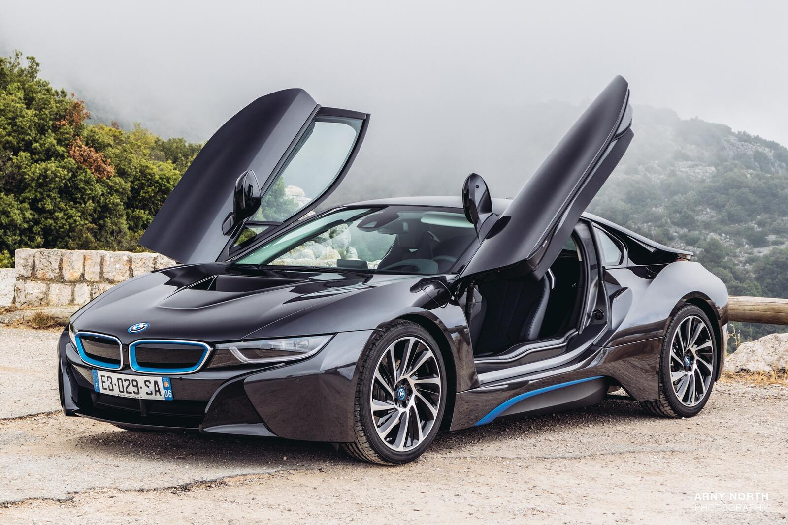 Free photo A BMW i8 with the doors open.