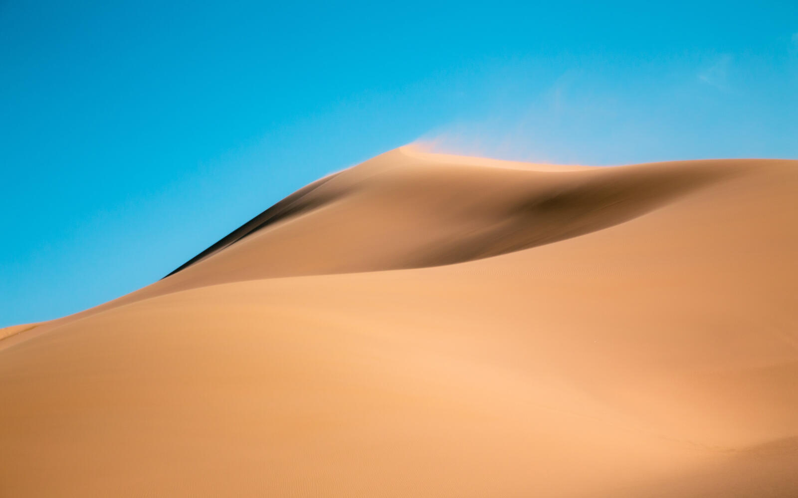 Песок в пустыне при сильном ветре