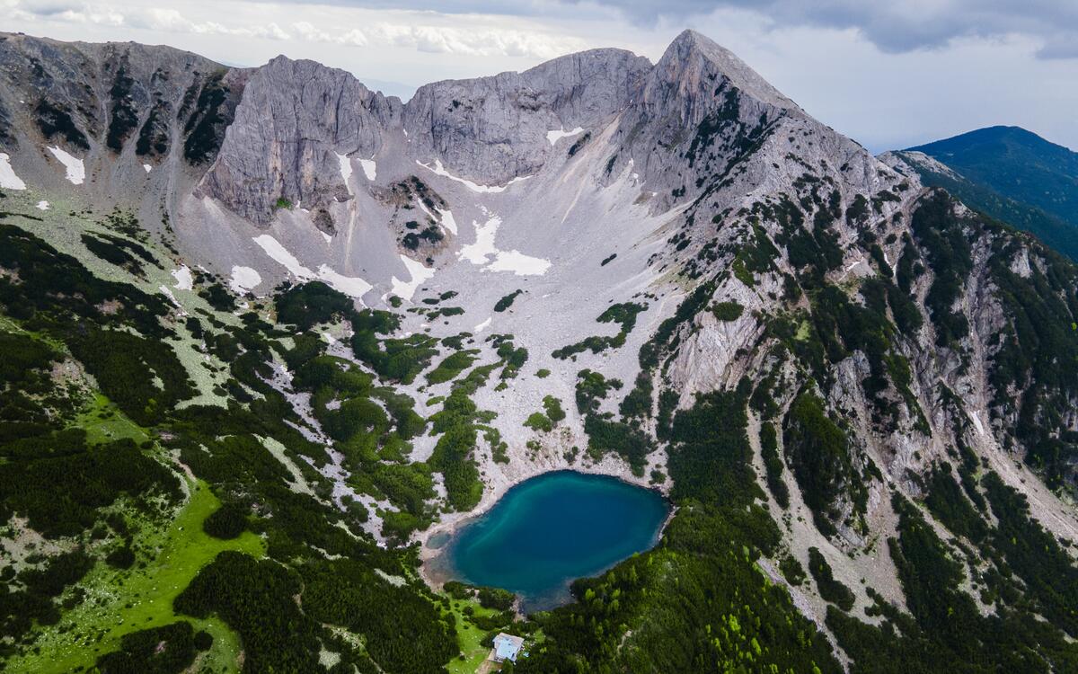 Маленькое озеро у подножья заснеженной горы