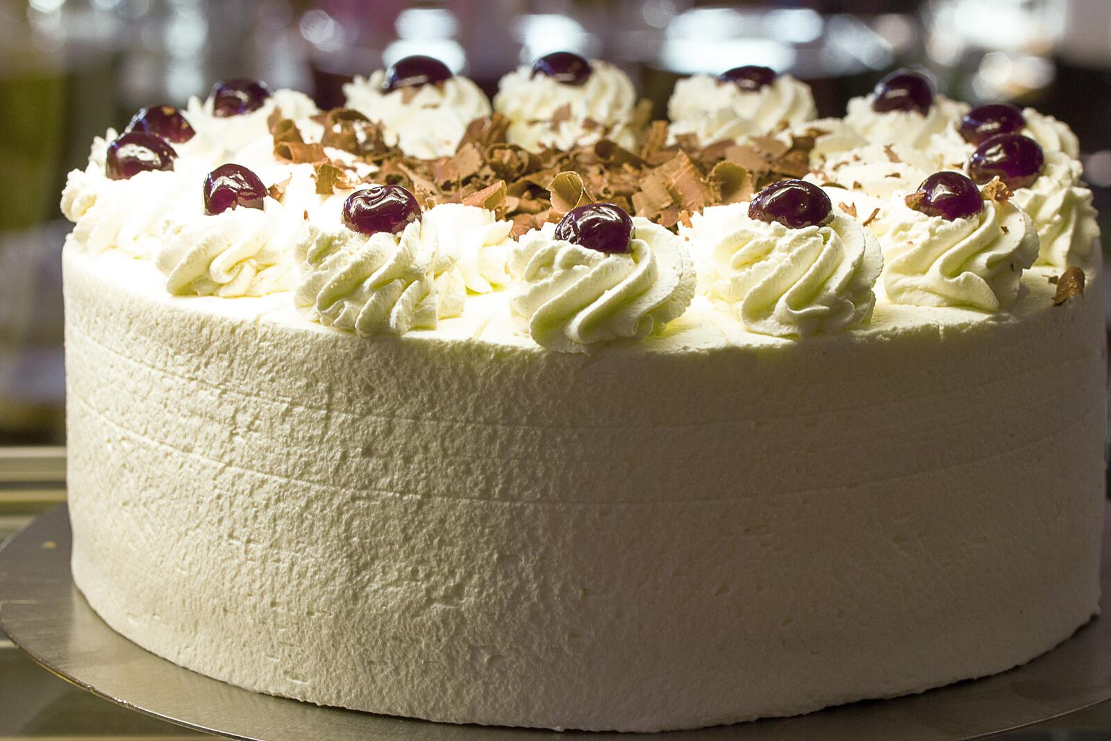 Free photo White cake with buttercream