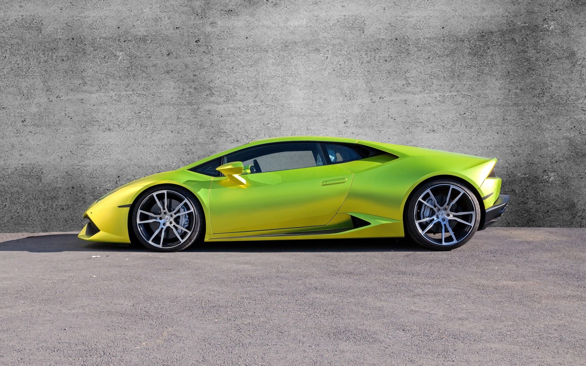 Бесплатное фото Картинка с салатовой Lamborghini Huracan на крутых дисках