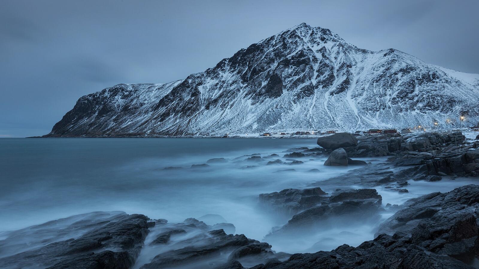 Бесплатное фото Морозное утро на скалистом берегу у гор