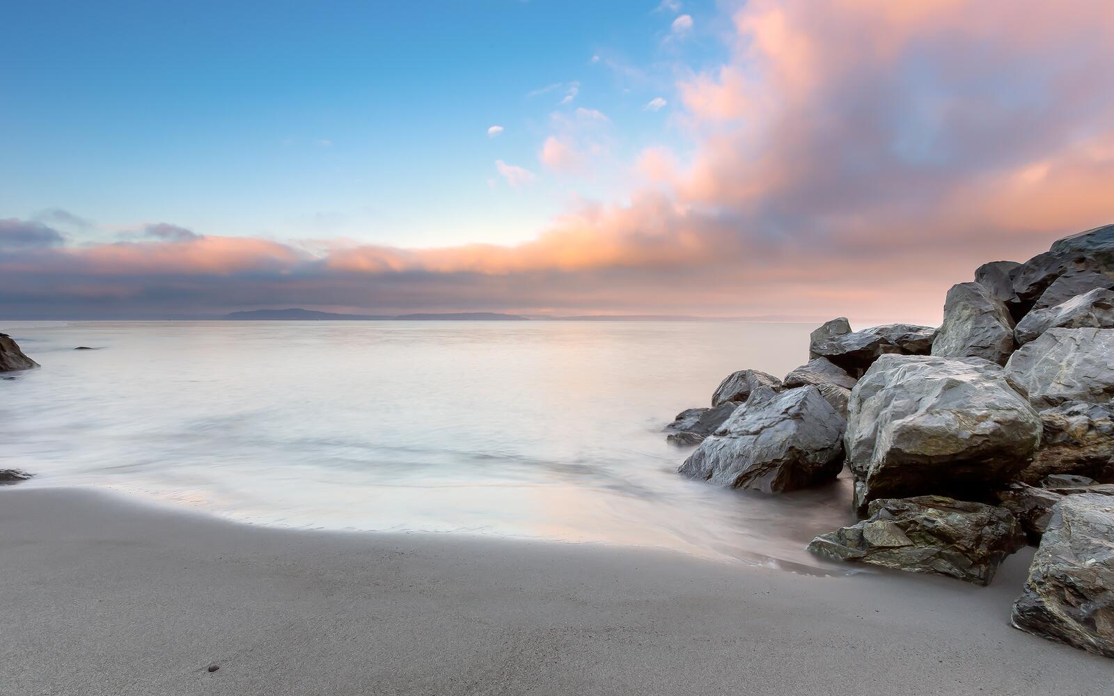 Бесплатное фото Нежный закат на песчаном берегу моря