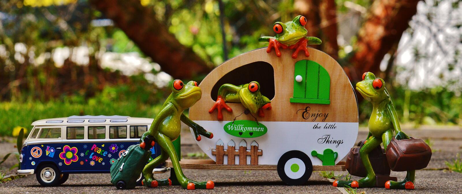 Бесплатное фото Лягушки собираются в отпуск на доме на колесах