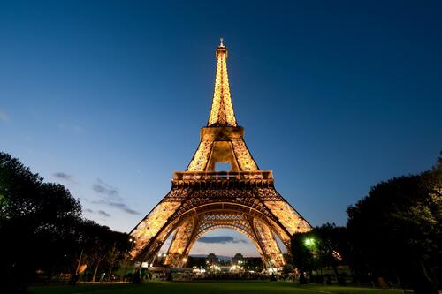 Ночная Эйфелева Башня в Париже