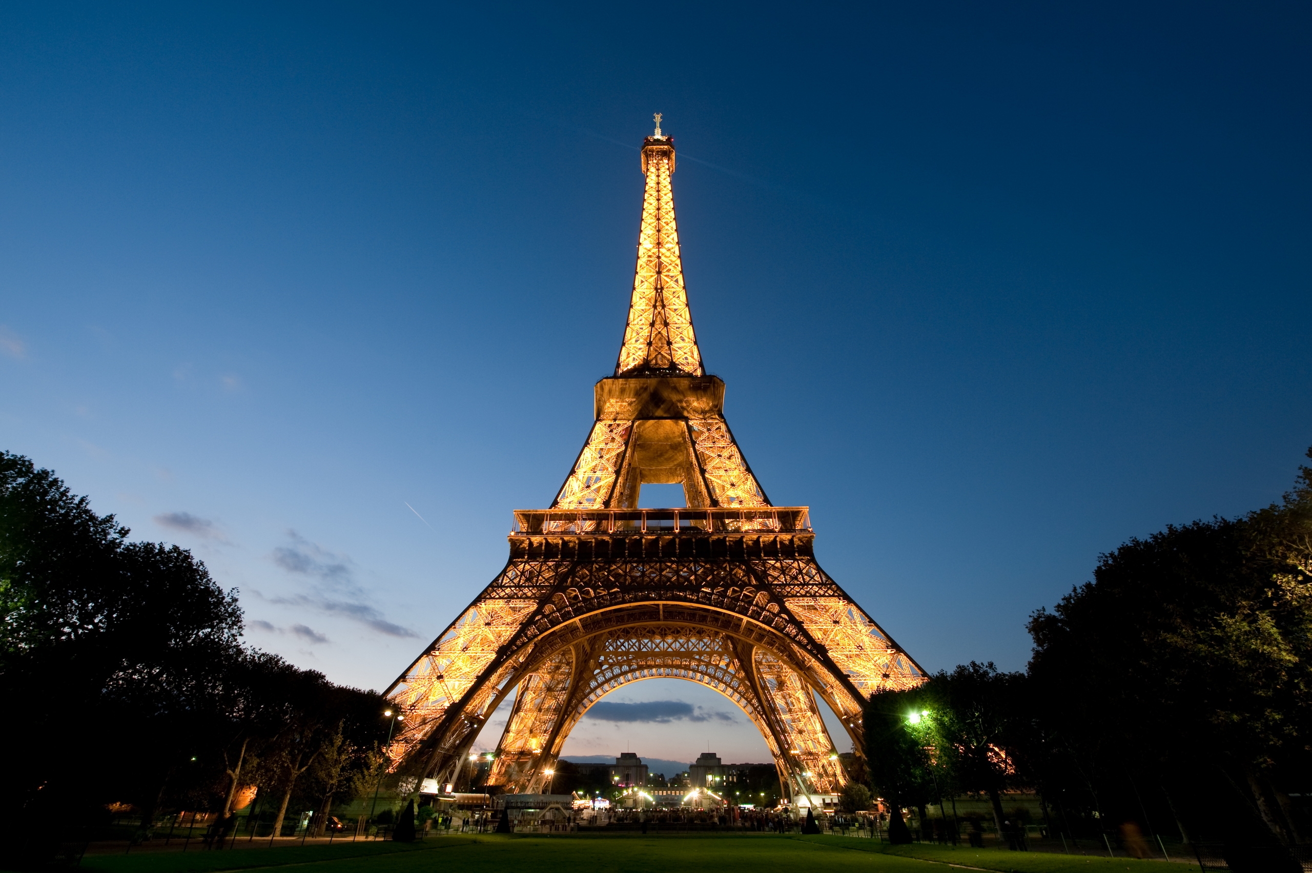 Free photo The Eiffel Tower at night in Paris