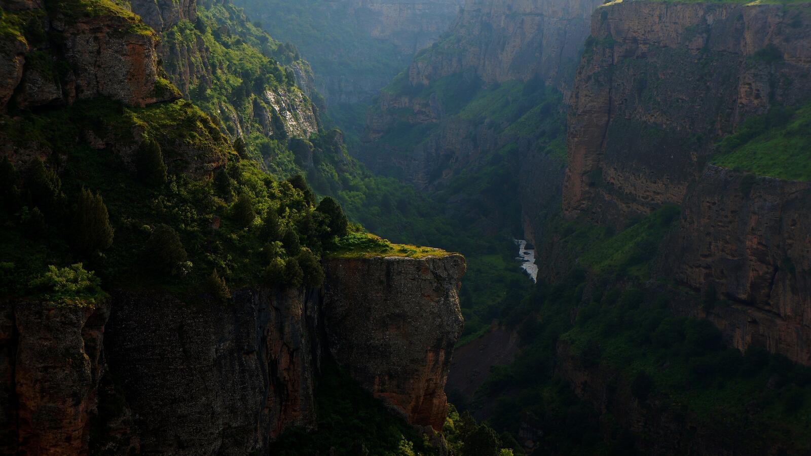 免费照片有山脉和植被的峡谷