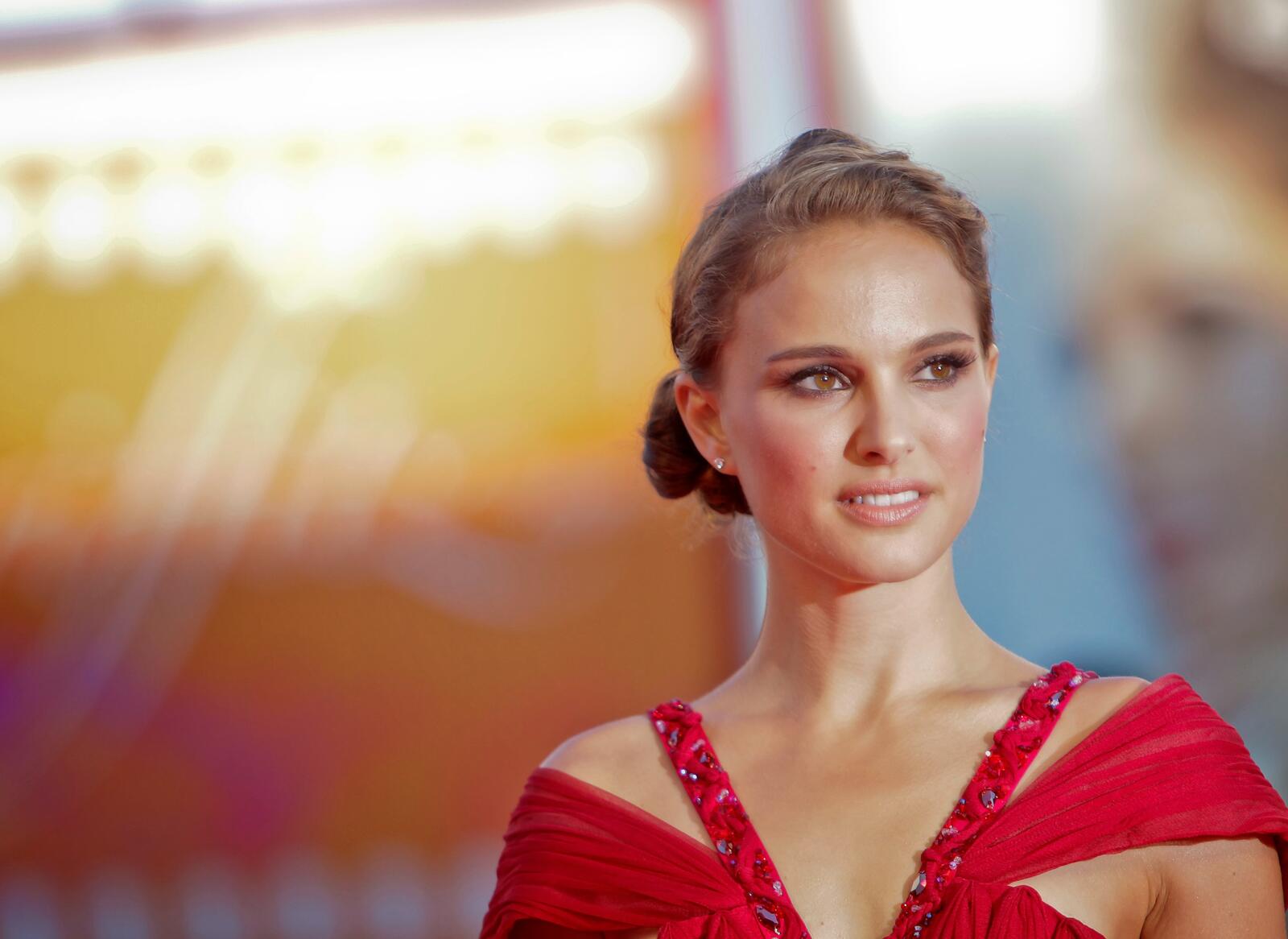 Free photo Natalie Portman poses for the camera in a red dress