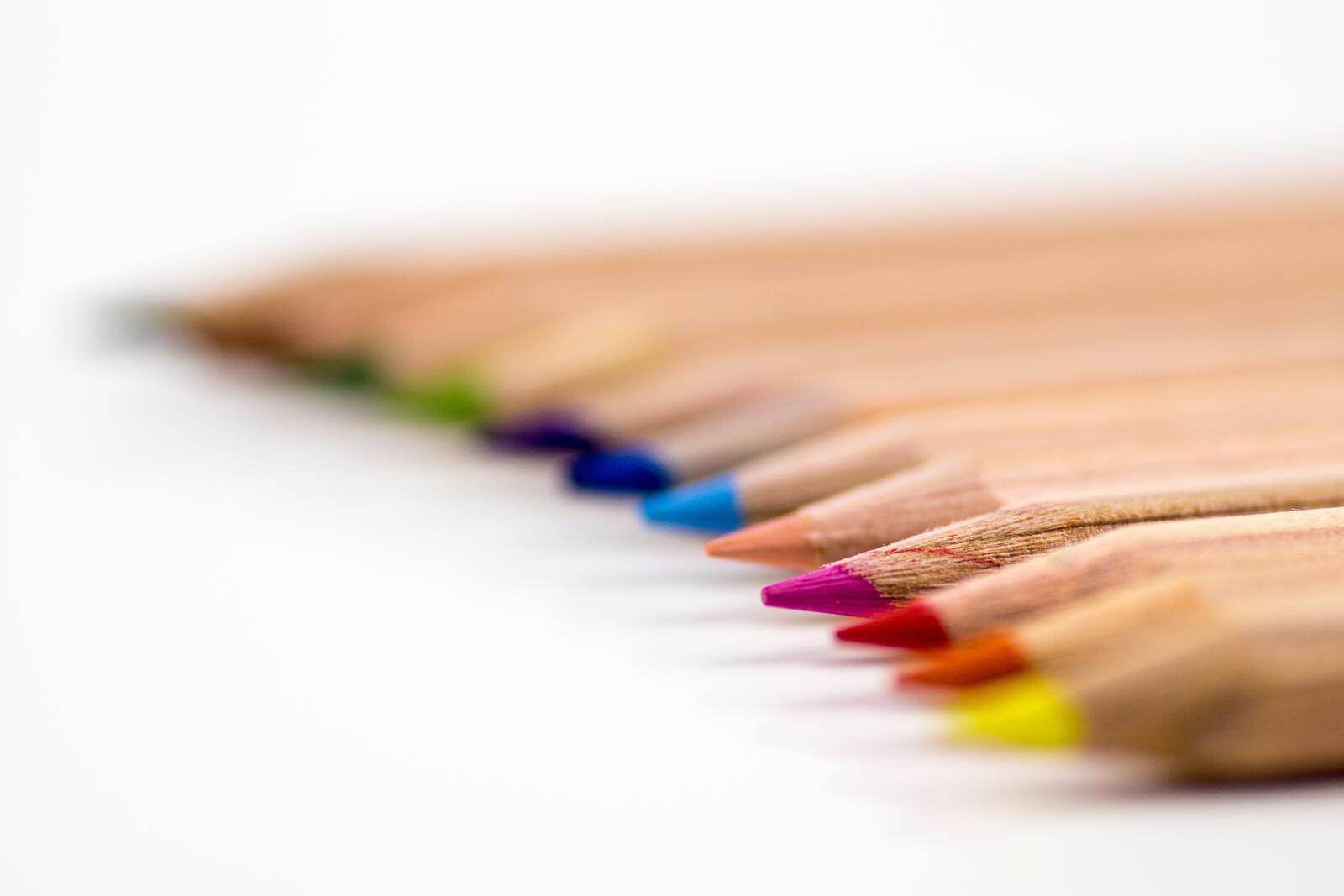 Бесплатное фото Цветные острые карандаши
