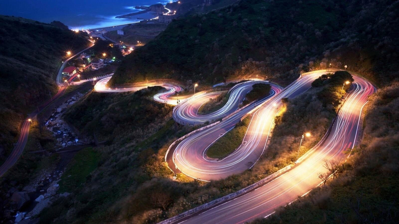 Бесплатное фото Ночная извилистая дорога идущая по склону горы