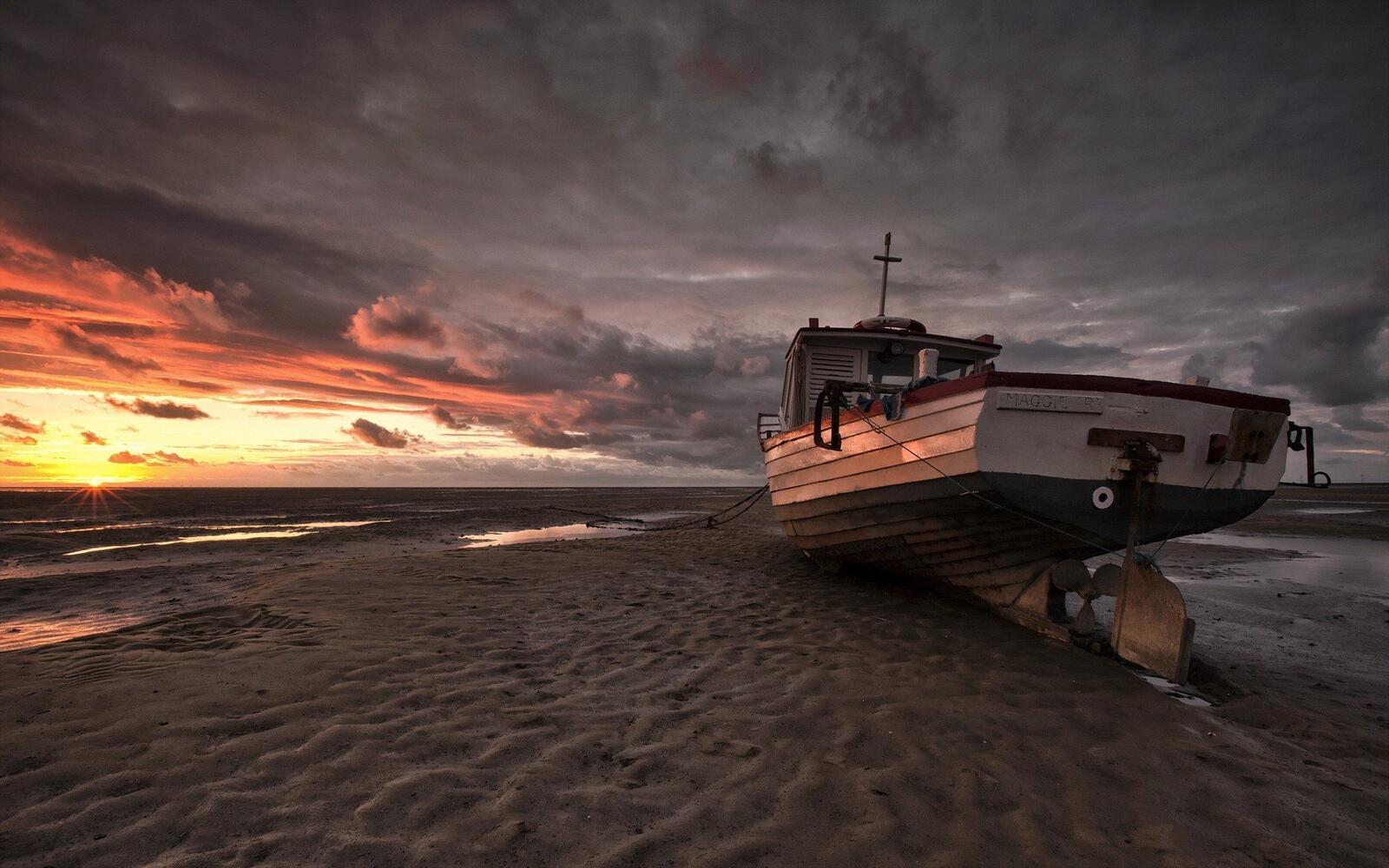 Бесплатное фото Заброшенное судно на берегу моря