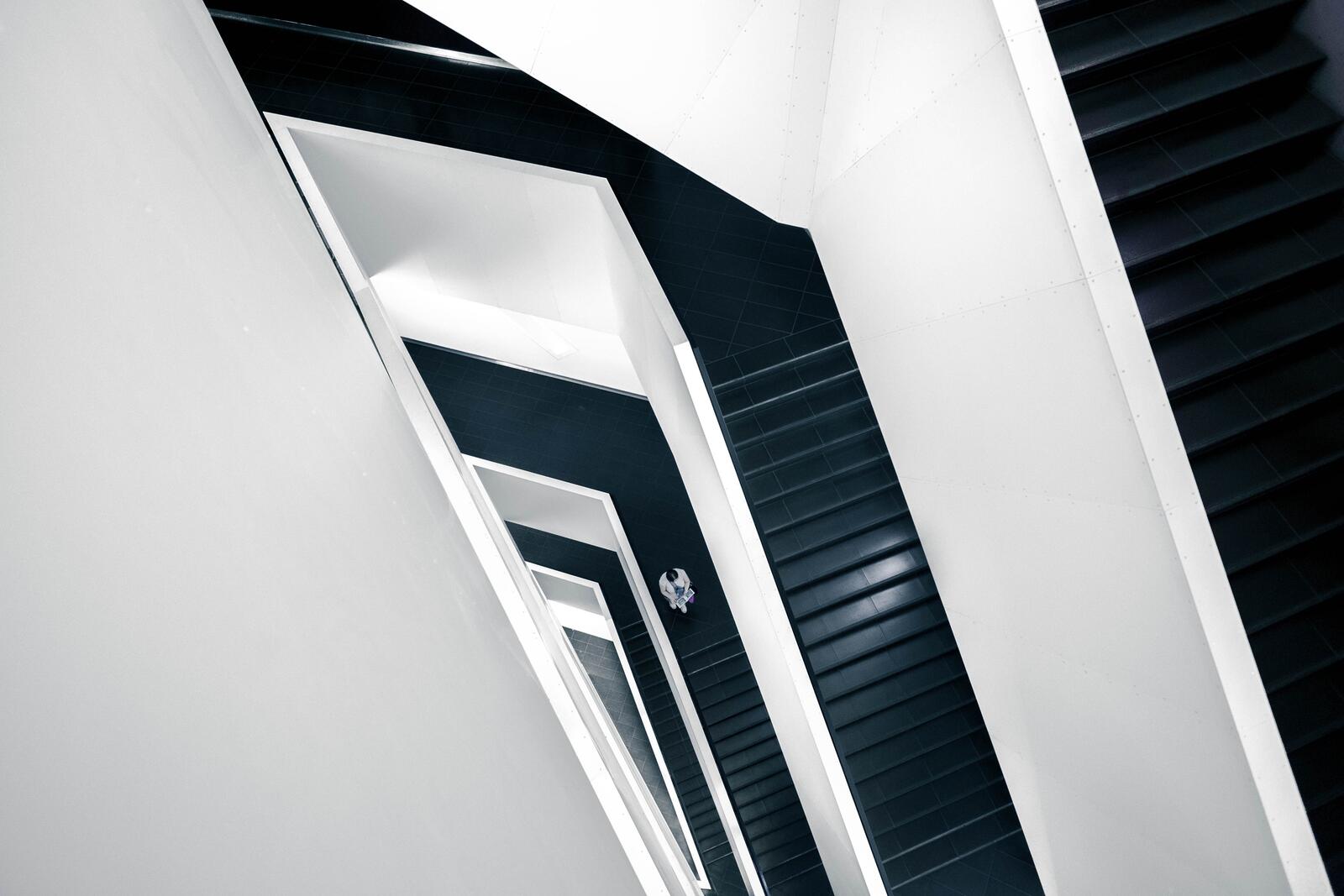 Free photo Modern entryway with dark stairs and white walls