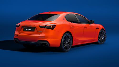 Maserati Ghibli оранжевого цвета на синем фоне