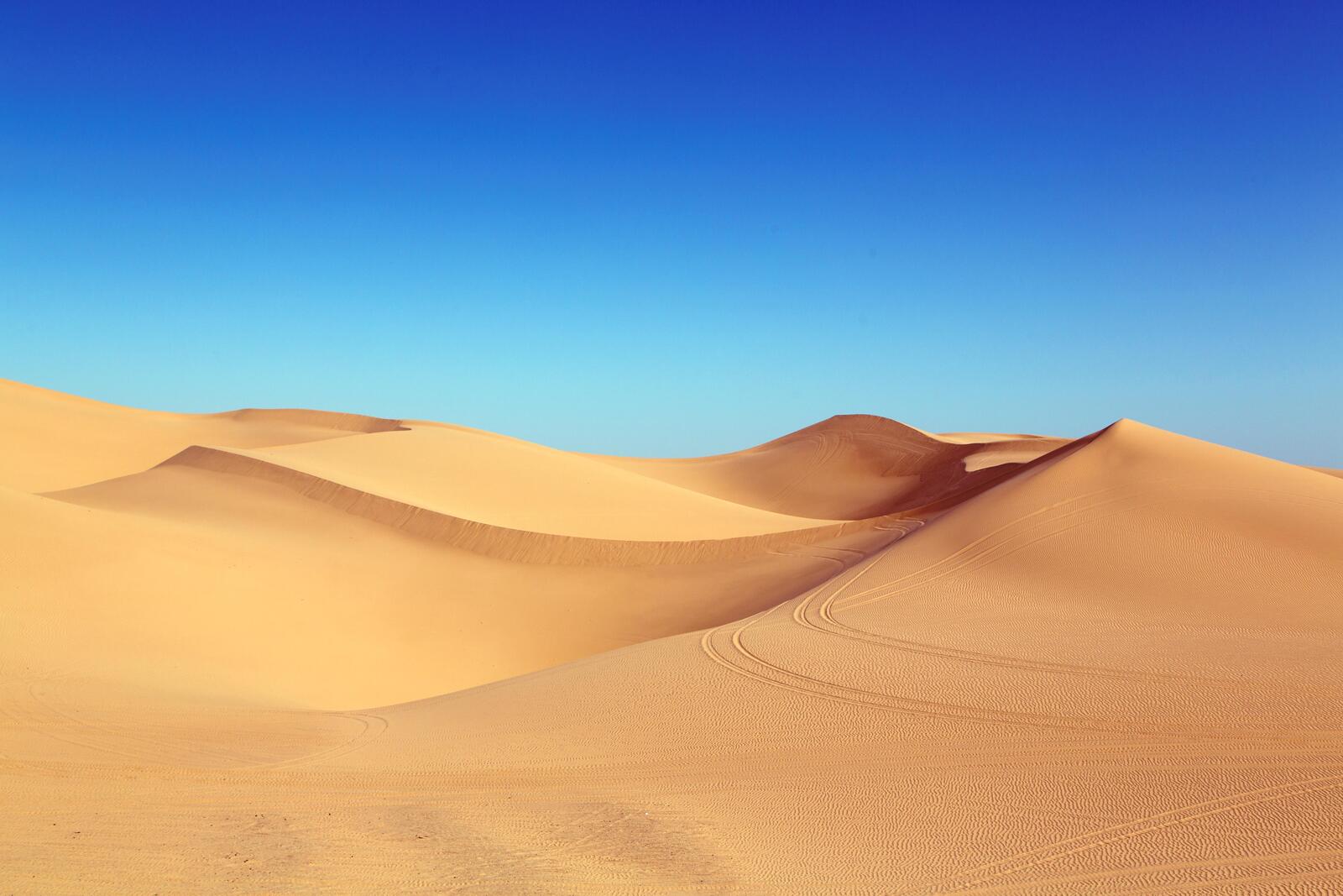 Бесплатное фото Пустыня под чистым небом
