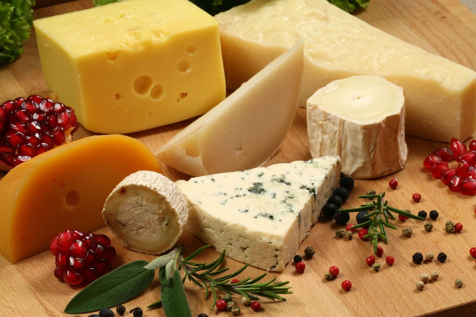 Бесплатное фото Обои с изображением разных сыров