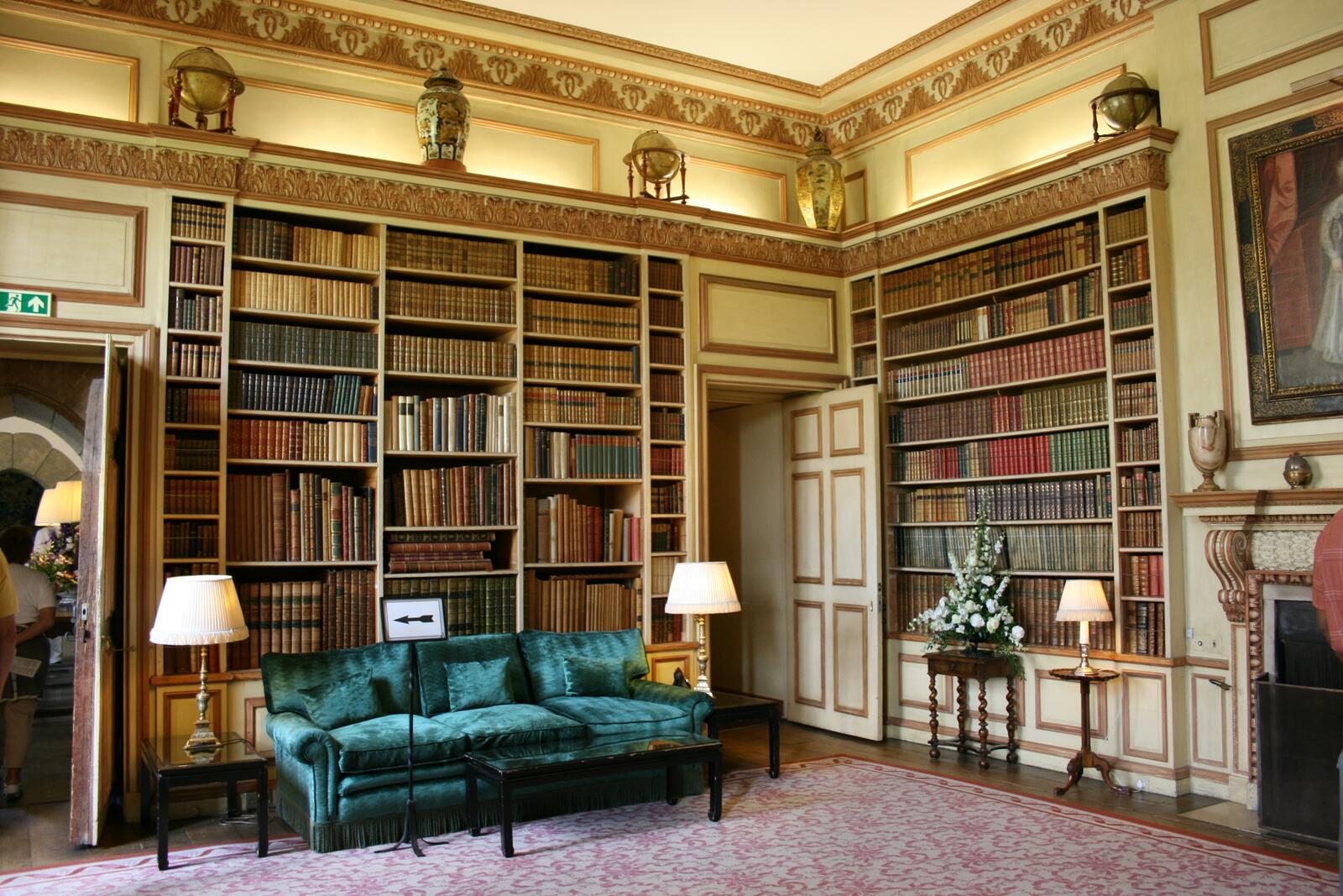 Библиотека м т с. Библиотека Оксфорд 19 век. Домашняя библиотека. Домашняя библиотека интерьер. Интерьер старинной библиотеки.