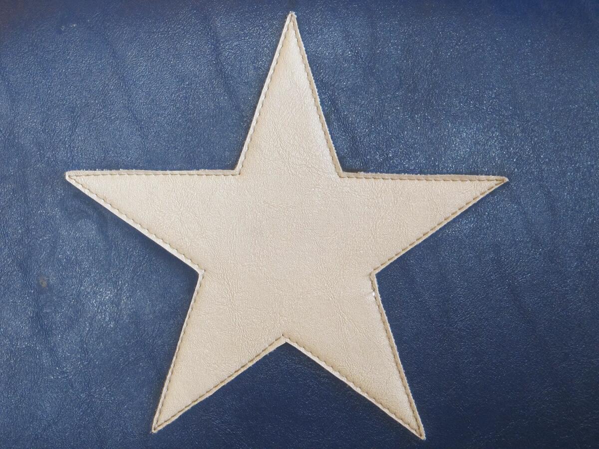 Белая тканевая звездочка на синем фоне