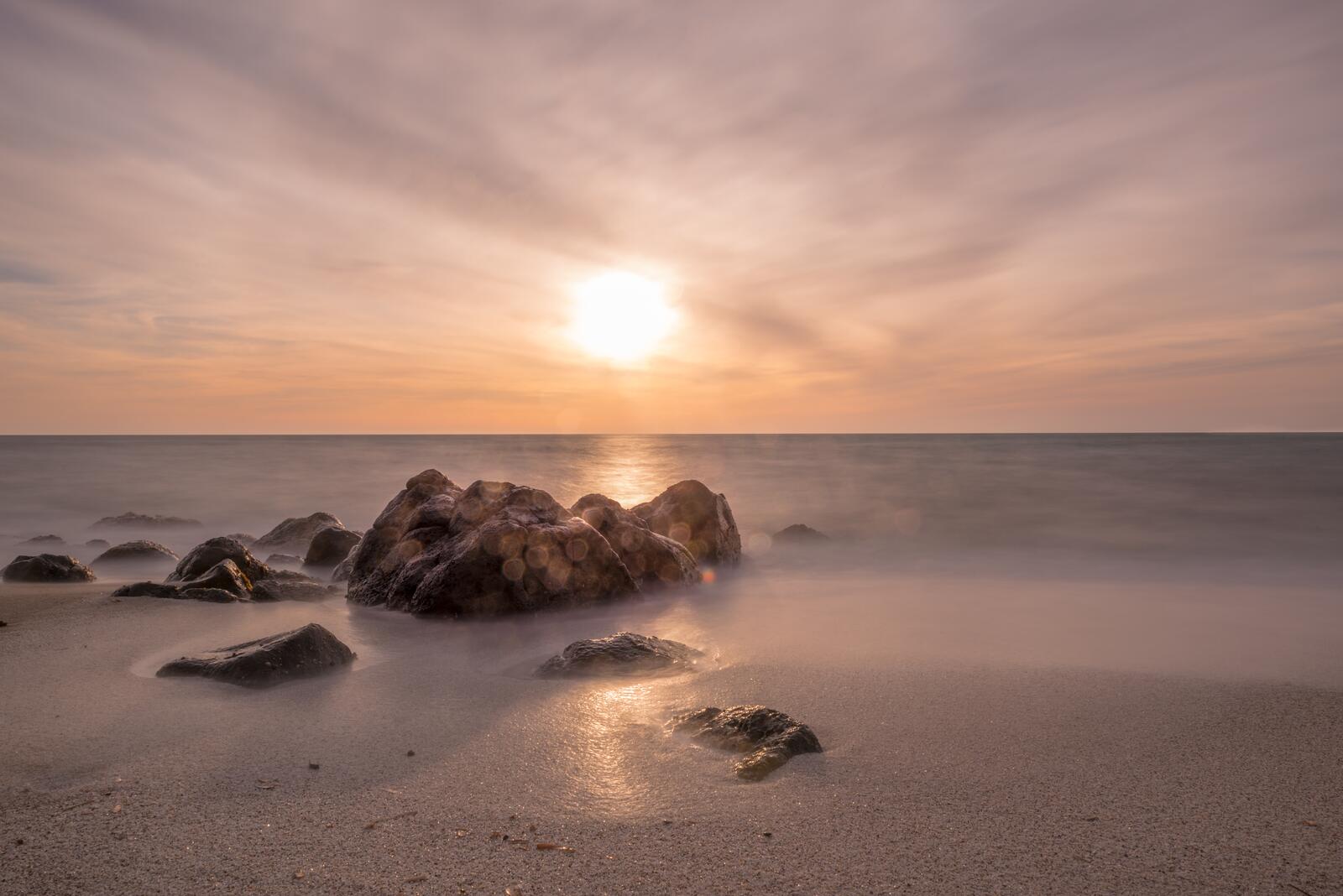 Бесплатное фото Скала в песке на берегу моря