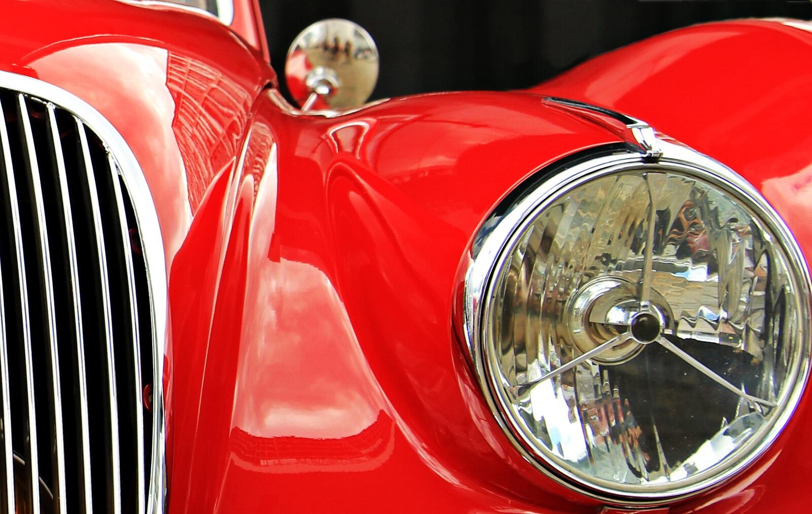 Бесплатное фото Старинный красный ретро-автомобиль производства Ягуар