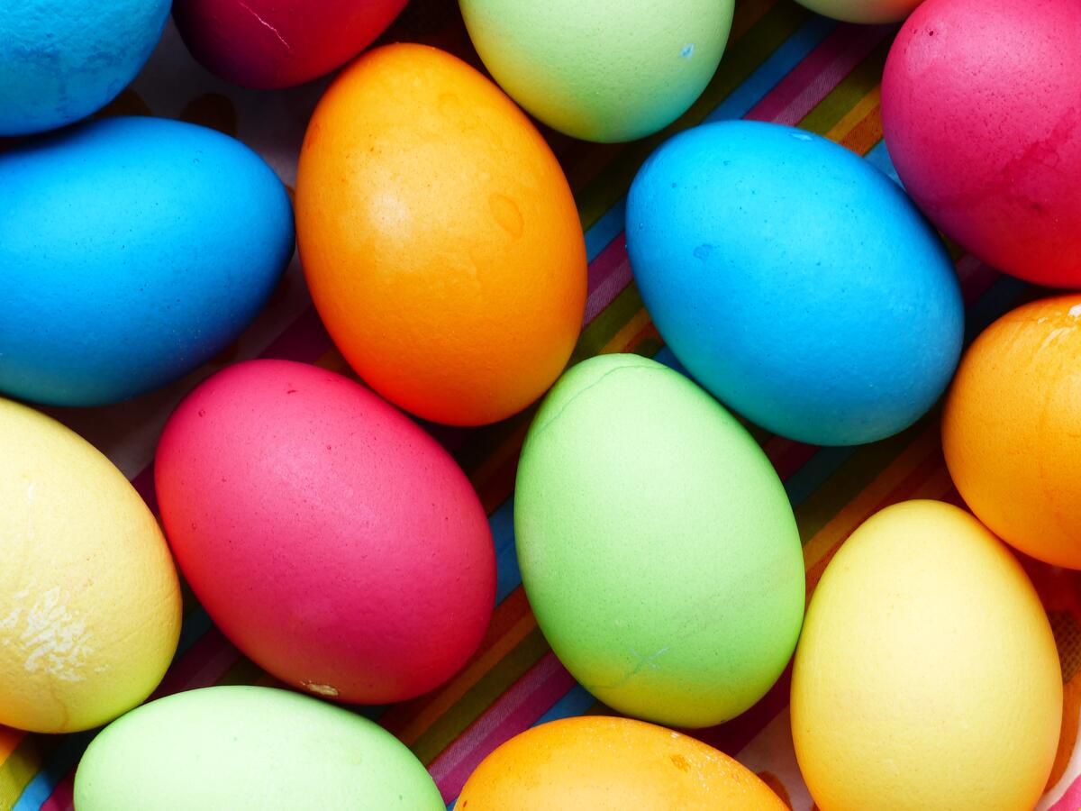 Много цветных яиц