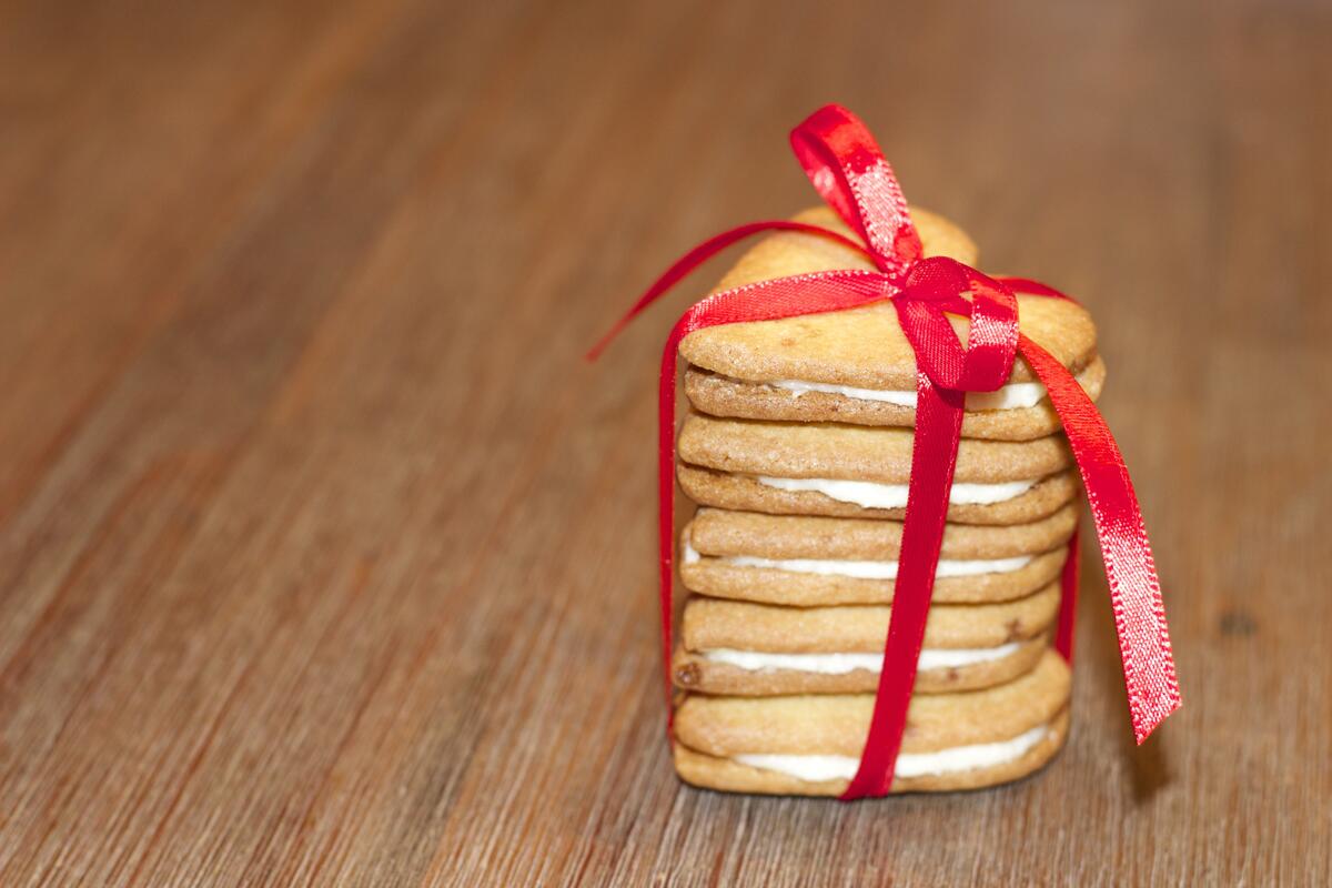 Печеньки в форме сердечек с красной ленточкой