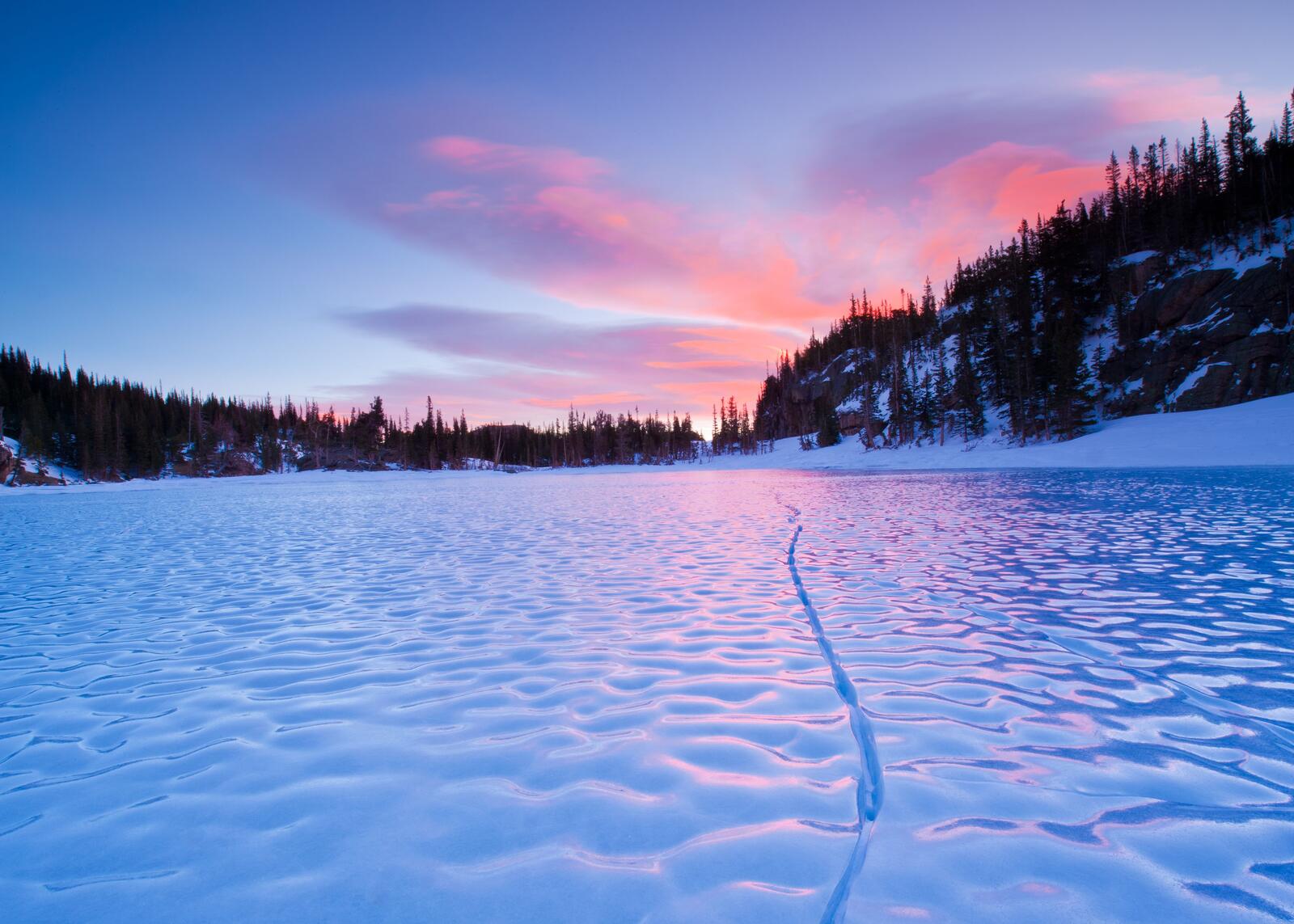 免费照片日落时分，冰封的河面泛起涟漪。