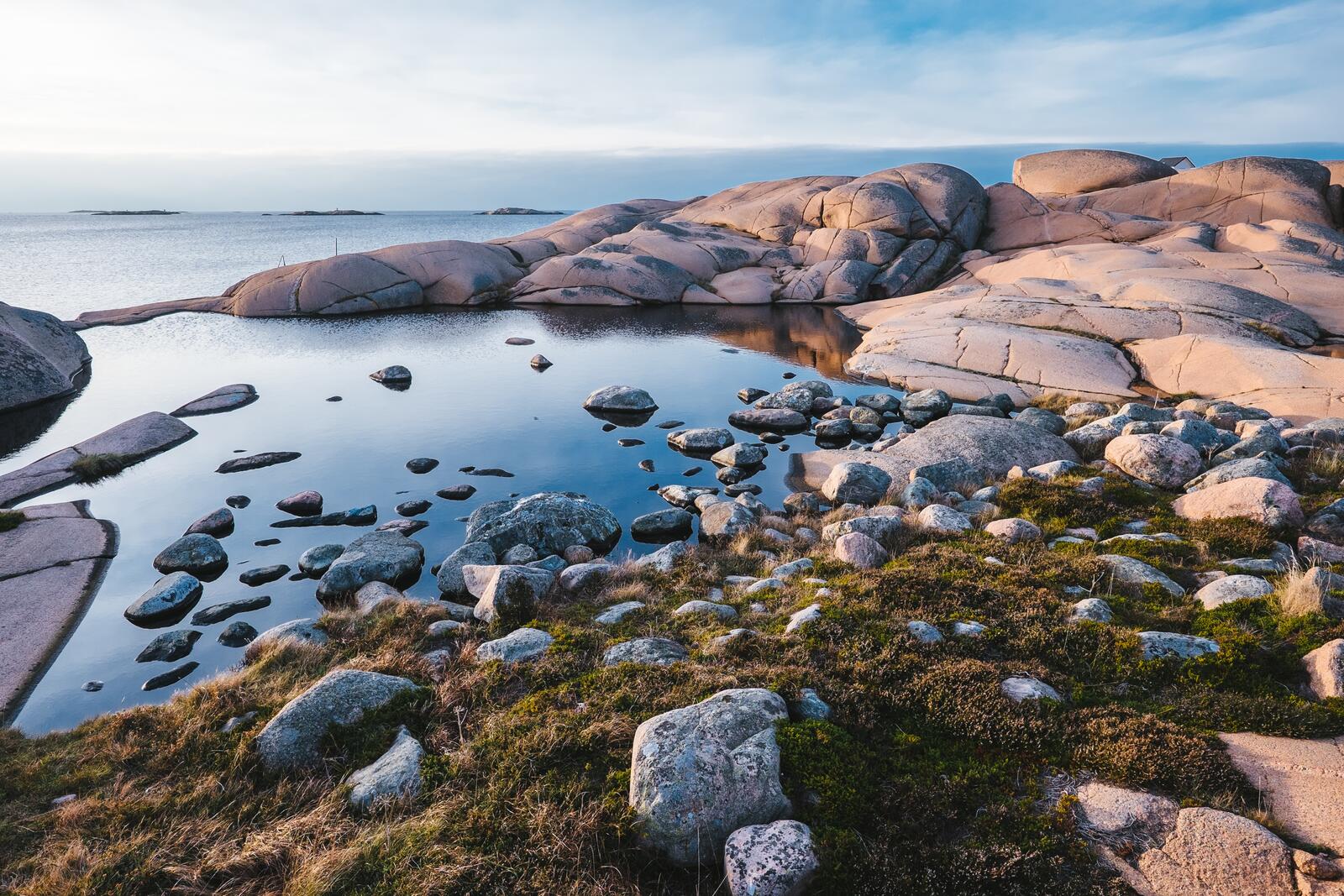 Бесплатное фото Большие гладкие камни на краю моря
